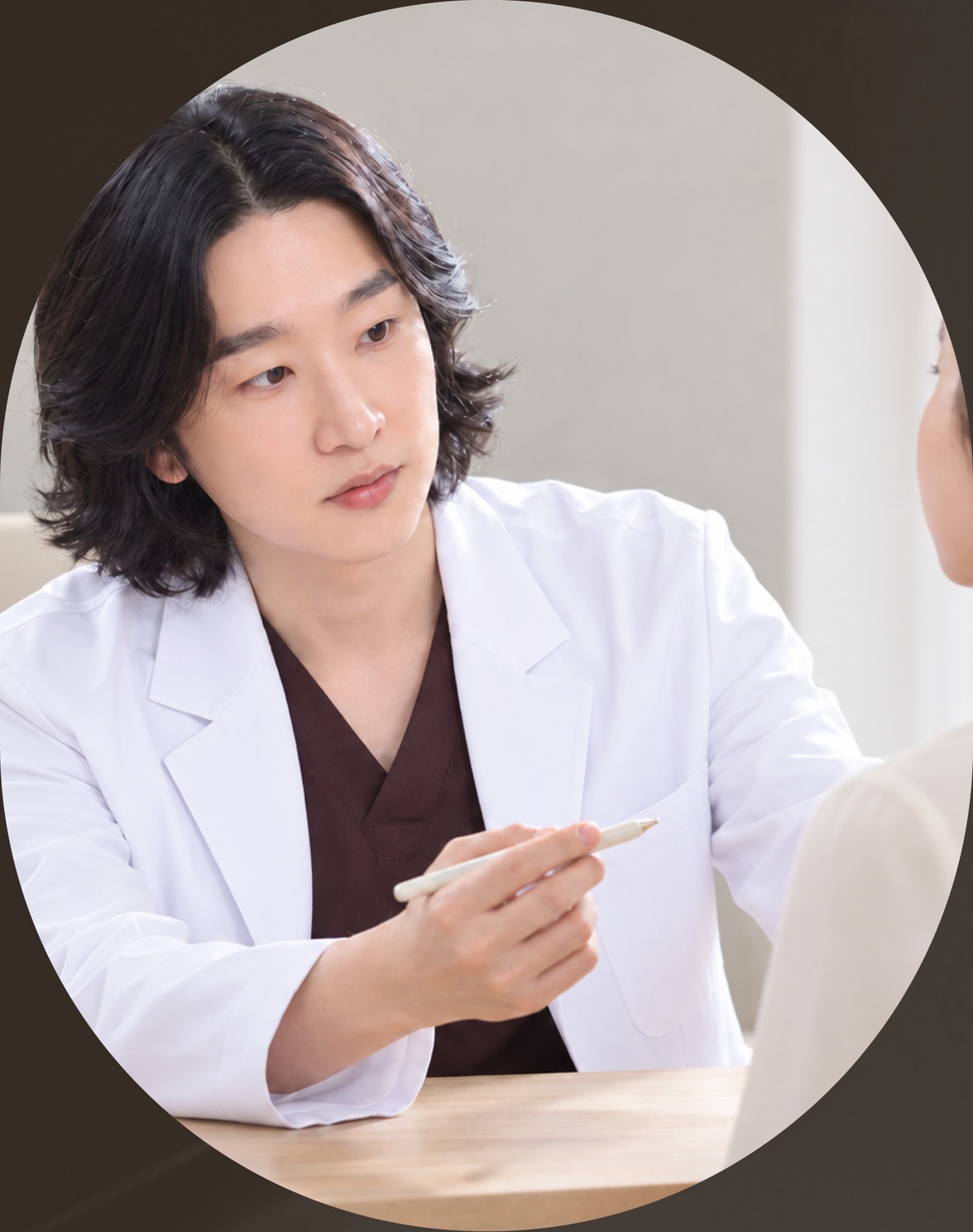 환자의 피부를 살펴보는 트리니피부과 의료진