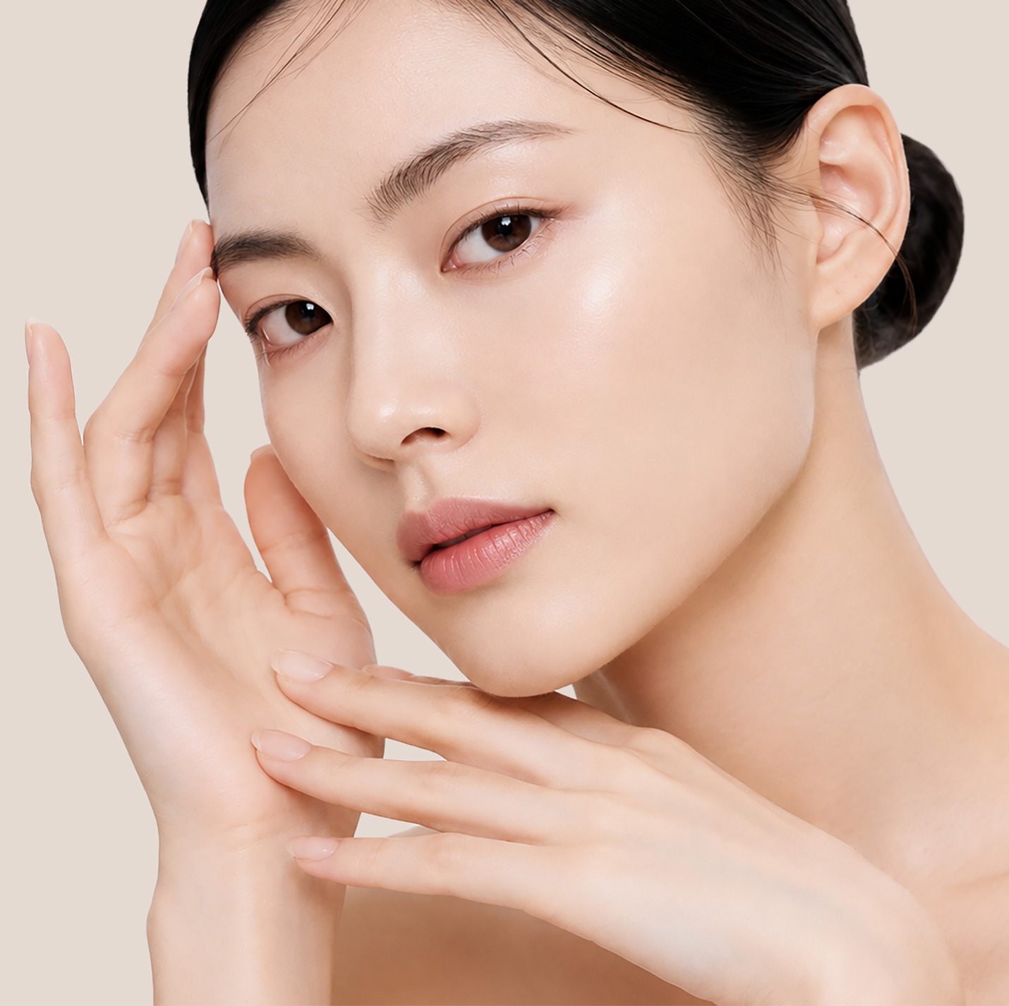 자연스럽고 균형 있는 피부의 여성